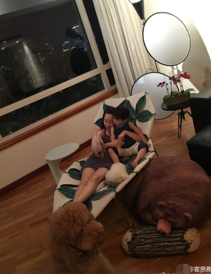 霍思燕抱着嗯哼看动画片 家里宠物集体作陪_娱乐_腾讯网
