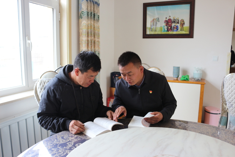 乌审旗嘎鲁图镇做“牛”产业 共富乡村_fororder_沙如勒努图克嘎查党支部书记、嘎查长忠尼勒图同牧仁商讨养殖场事宜   来源：沙如勒努图克嘎查