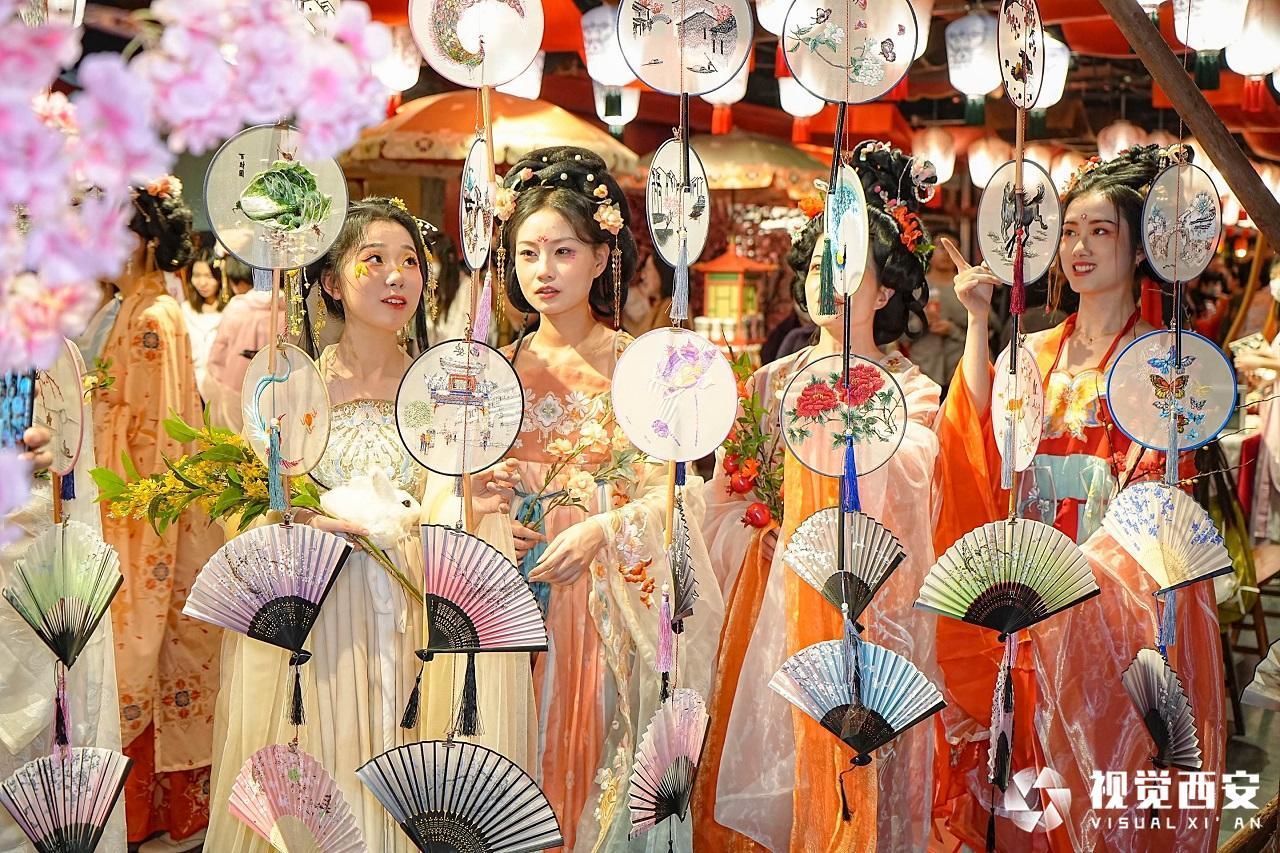让花朝节的氛围萦绕春日古城 长安十二时辰街区举行“锦衣霓裳·游长安”活动