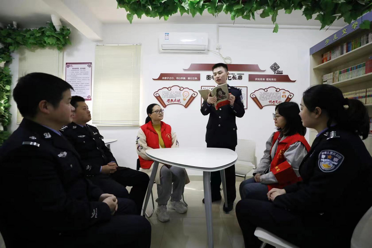 江西边检总站：阳春三月风正暖 学习雷锋正当时_fororder_图片2