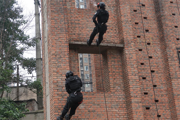 巾帼风采 重庆警方开展女子特警实战大比武_fororder_图片2