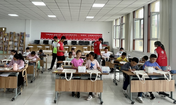 乌审旗嘎鲁图镇“共享社区”：党建统领 其乐融融_fororder_孩子们在嘎鲁图镇“共享自习室”一起画画