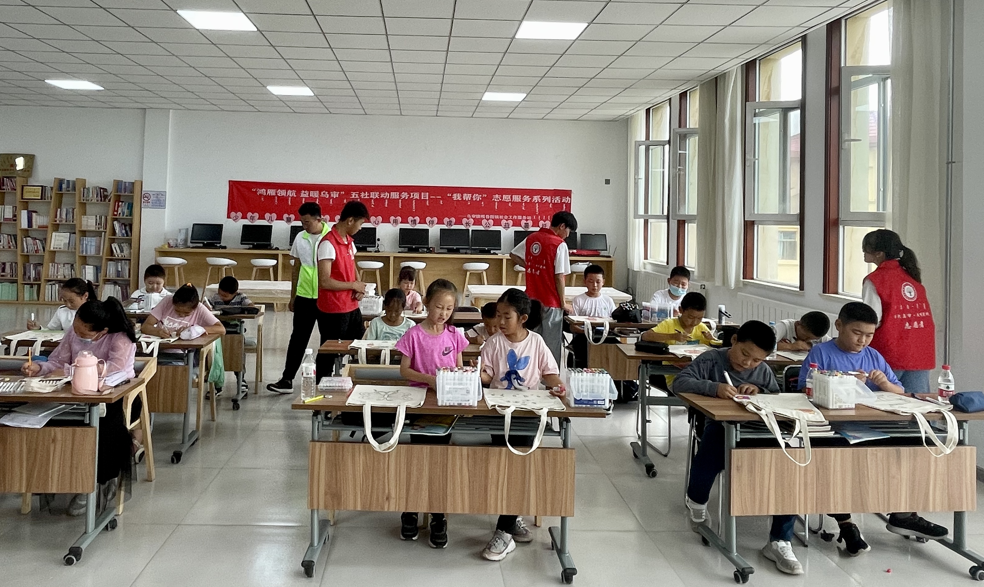 乌审旗嘎鲁图镇“共享社区”：党建统领 其乐融融_fororder_孩子们在嘎鲁图镇“共享自习室”一起画画