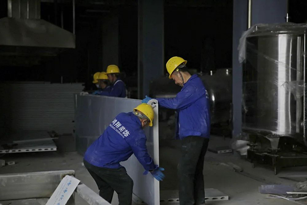 眉山：奋斗在希望的田野上_fororder_工人工作忙-供图-眉山市东坡区委宣传部
