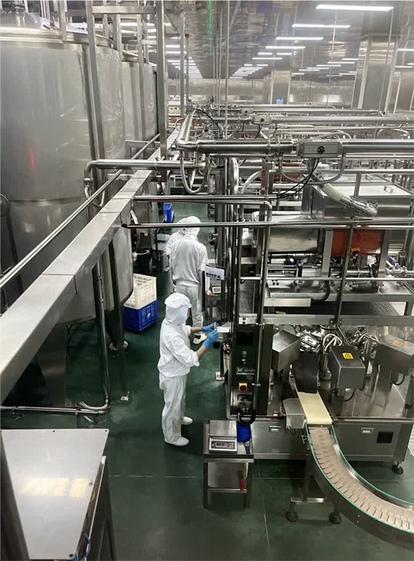 眉山：奋斗在希望的田野上_fororder_工人工作忙-供图-眉山市东坡区委宣传部（2）