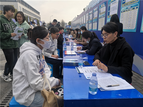 “泰州日”青年人才“留泰”专线活动在泰州学院举行_fororder_3