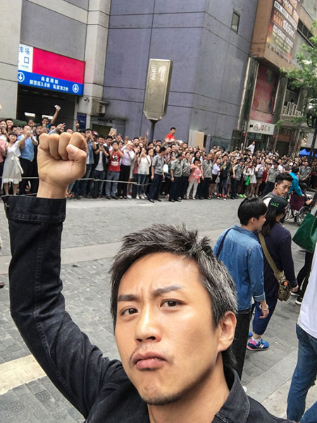 邓超《全世界》千人围观花絮照曝光 专注角色