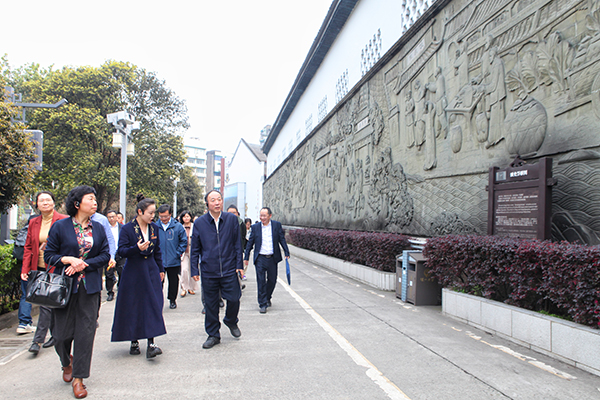 专家大咖齐聚泸州 共话“数字化助力四川乡村振兴”_fororder_赵春江院士一行调研泸州老窖国宝窖池