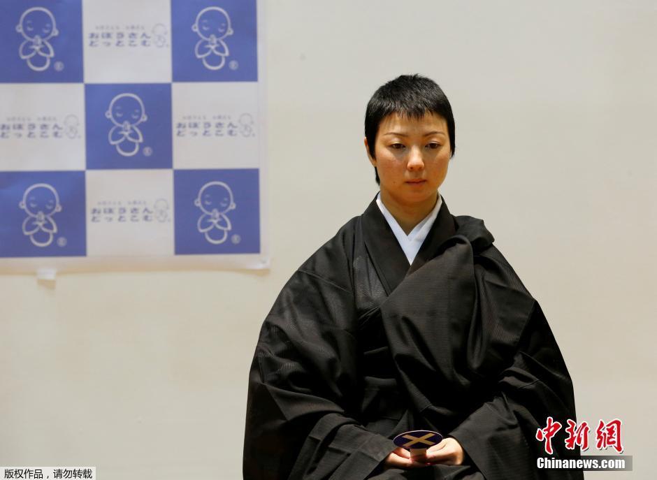 日本举办殡葬产业博览会 女僧人获评“颜值最高僧侣”