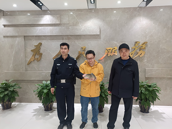 （张）宜宾市高县公安让“可爱精灵”重回大自然怀抱_fororder_警民同心救助野生动物-摄影-杨德彪