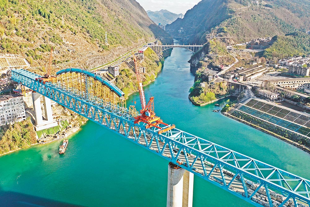 重庆：高铁大桥建设忙