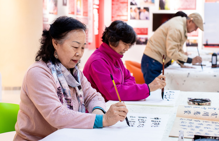 老年大学里的幸福“夕阳红”_fororder_2——2023年3月14日，内蒙古呼和浩特市玉泉区老年大学学员在练习书法。20230314-A01I4880