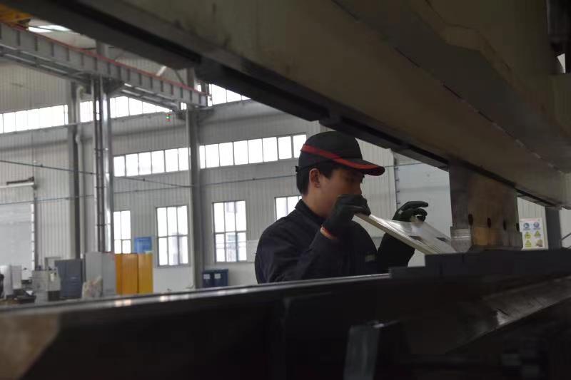 图片默认标题_fororder_中车配套企业唐山市丰润区精诚机械制造有限公司工人们正在紧张生产