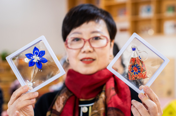 老年大学里的幸福“夕阳红”_fororder_4——2023年3月14日，内蒙古呼和浩特市玉泉区老年大学学员在展示制作的手工饰物。20230314-A01I4325
