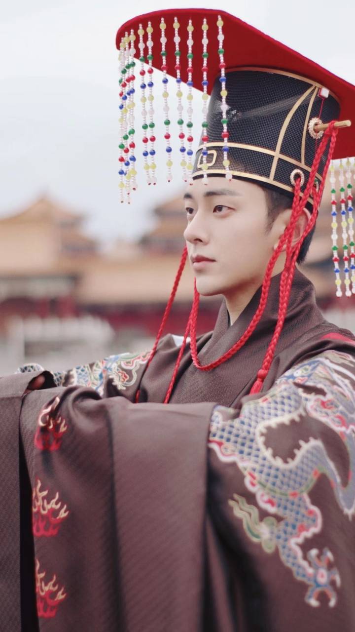 义乌26岁“红衣状元郎”登上纽约时代广场大屏_fororder_1678769278254_640ffc7e129967000179656a