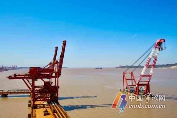 千吨起重巨无霸浮吊靠泊 助力宁波舟山港再添新“重器”_fororder_00300884416_c1d73d34