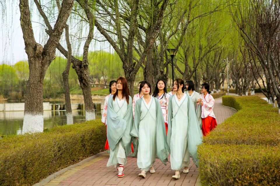 山东淄博：校园春花灿烂 学子推介学校