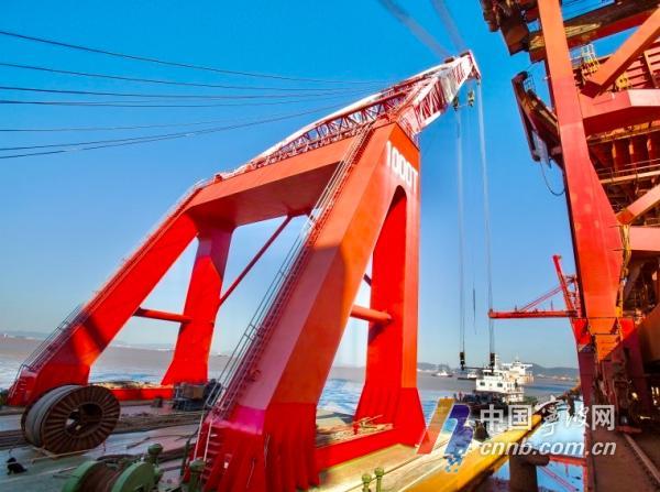 千吨起重巨无霸浮吊靠泊 助力宁波舟山港再添新“重器”_fororder_00300884418_01ff063b