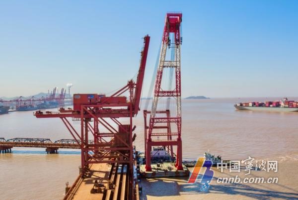 千吨起重巨无霸浮吊靠泊 助力宁波舟山港再添新“重器”_fororder_00300884417_41412793