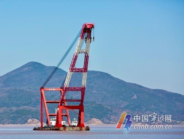 千吨起重巨无霸浮吊靠泊 助力宁波舟山港再添新“重器”_fororder_00300884415_8141e864