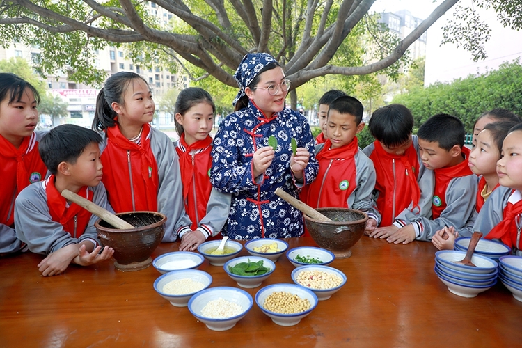 江西全南：“非遗”擂茶进校园