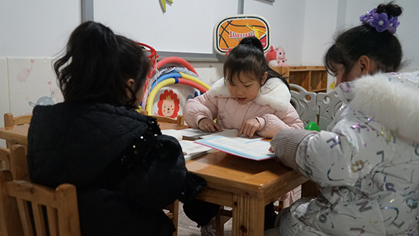 宜宾江安：心系“益老益小” 为民办实事_fororder_双龄驿站的孩子们在看书-供图-江安县委宣传部