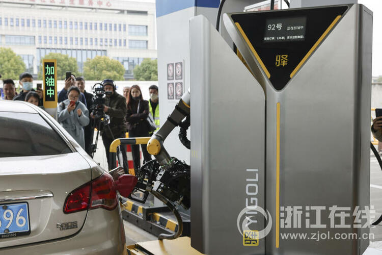 智能加油机器人亮相_fororder_W020230316577195656086
