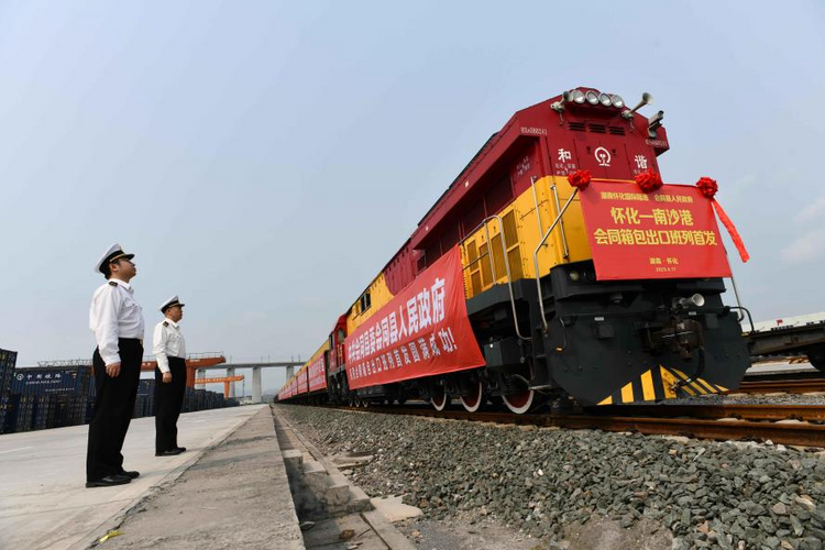 首趟湖南会同箱包出口专列发车 为海外消费者带去中国“春日礼物”_fororder_图片1