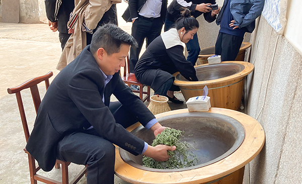 （张）自贡市富顺县：举办乡村振兴助农直播活动 带动产业发展助农增收致富_fororder_手工制茶现场
