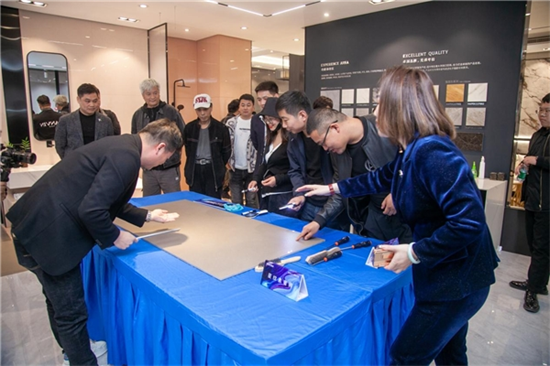 摩擦、水浇、用螺丝刀在瓷砖上擦出火花…… 这家瓷砖企业新品发布“挺硬核”_fororder_图片12
