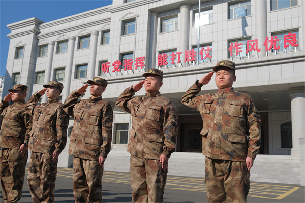 图片默认标题_fororder_图6：训练中的玄杉（右二）、玄彬（右一）
