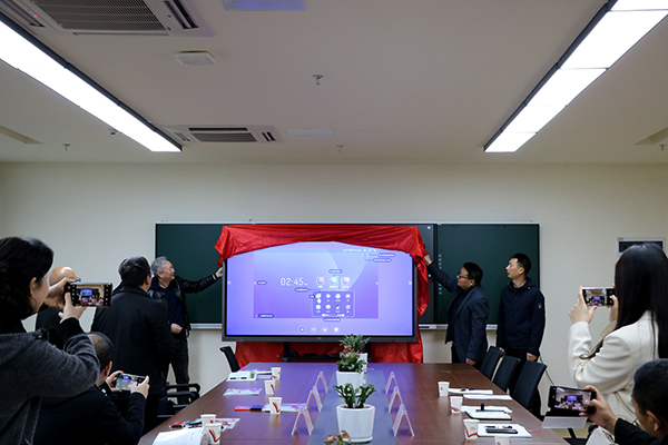民建宜宾学院支部心系一曼中学促发展_fororder_捐赠现场-摄影-陈国峰1