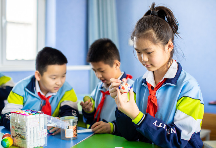 呼和浩特：学民俗 迎春分_fororder_5——2023年3月20日，内蒙古呼和浩特市玉泉区恒昌店巷小学学生在鸡蛋上创作春分图画。  A01I5454