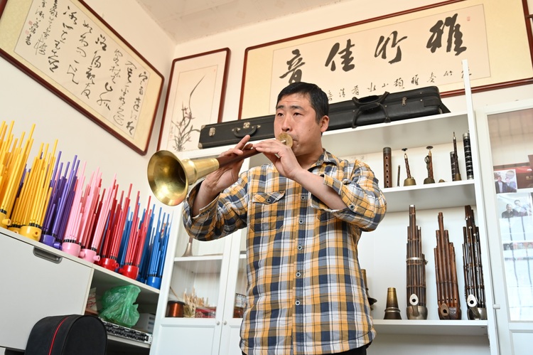 图片默认标题_fororder_图为张嘉臣正在演奏唢呐.JPG
