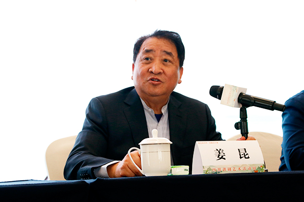 四川谐剧研修进阶班开班仪式在宜宾市江安县长江竹岛举行_fororder_姜昆在开班仪式上讲话-摄影-何芳