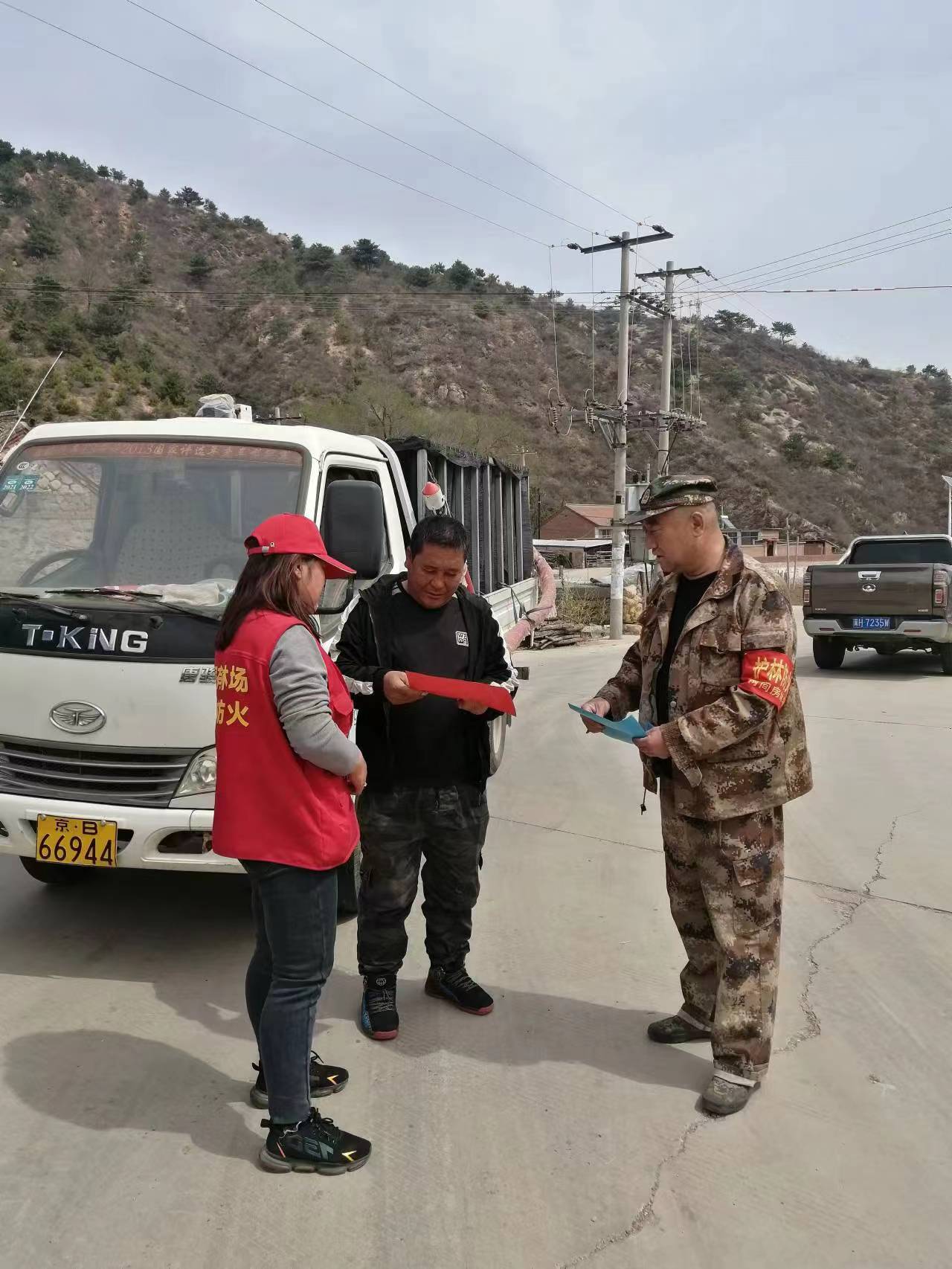 河北丰宁：念好“四字经” 防火备耕两不误_fororder_图4 两间房林场护林员在路人发放明白纸，讲解护林防火政策  拍摄于新然
