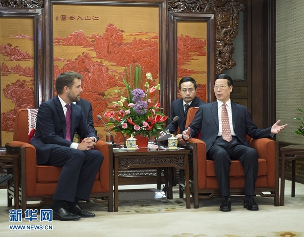 张高丽分别会见美国总统顾问迪斯、欧亚经济委员会执委会主席萨尔基相