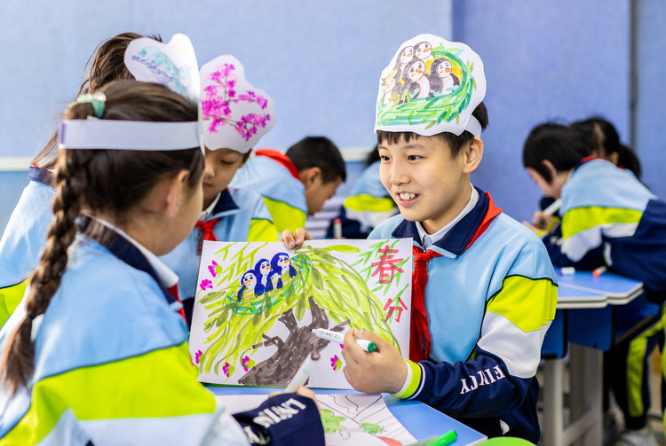 呼和浩特：学民俗 迎春分_fororder_3——2023年3月20日，内蒙古呼和浩特市玉泉区恒昌店巷小学学生绘制以“春分节气”为主题的绘画作品。A01I5614