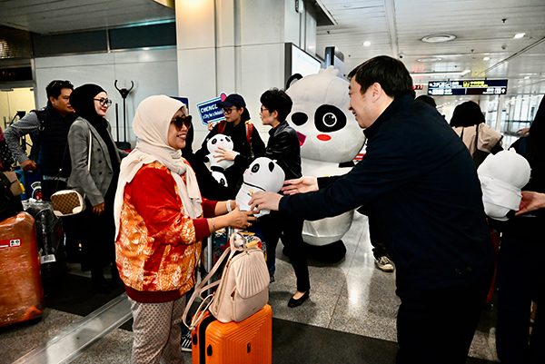 成都跨境旅游市场复苏 首个入境旅游业采风团抵蓉_fororder_东南亚旅游业同业采风团收到熊猫纪念品-供图-成都市文化广电旅游局