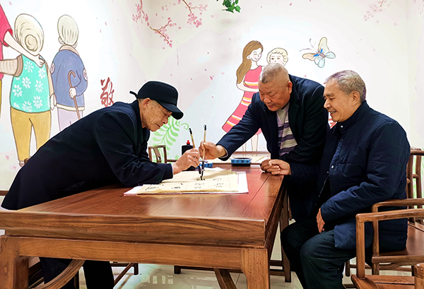 （张）眉山仁寿：聚焦“一老一小” 绘就民生幸福底色_fororder_老人在社区养老服务点练习书法--摄影--潘建勇