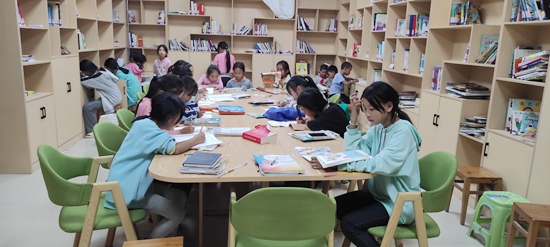 （供稿）贵州施秉：“农家书屋+”模式 打造精神粮仓_fororder_村里学生放学后到农家书屋看书
