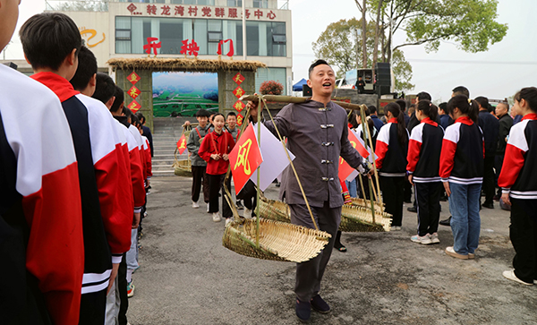 “插下全省第一秧” 泸州合江县举行“开秧门”暨农技大比武活动_fororder_开秧门仪式开启（合江县融媒体中心供图）