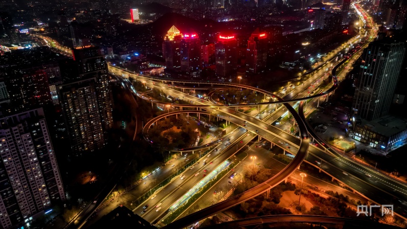 山东济南：点亮泉城夜景“新名片”