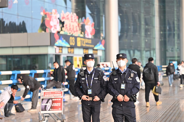 重庆机场公安点亮百面“锦旗红” 打造平安“枫”景线_fororder_图片3
