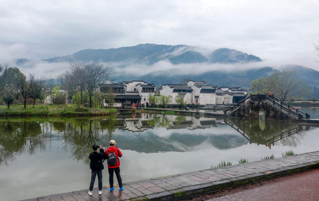 安徽黄山：雨后古村春色美