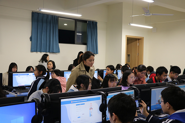 宜宾市一曼中学校2023年普通高中学业水平合格性考试报名工作如期开展_fororder_报名现场