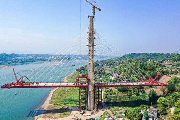 （张）泸州合江：榕山长江大桥加速建设_fororder_9、4月15日，四川泸州市合江县榕山长江大桥北岸1号桥墩钢箱梁安装全力推进。