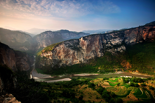 泸州叙永：打造“成渝地区双城经济圈山地避暑康养旅居优选地”_fororder_四川100个最美观景拍摄点—鸡鸣三省大峡谷（叙永县摄影家协会供图）