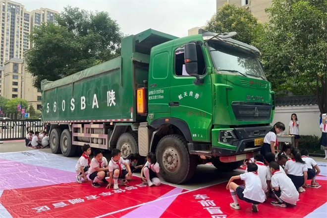 西安曲江新区：畅通“护学路” 安全伴成长_fororder_640 (5)