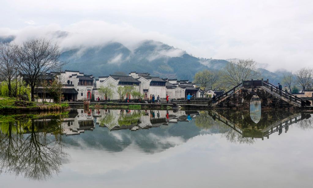 安徽黄山：雨后古村春色美